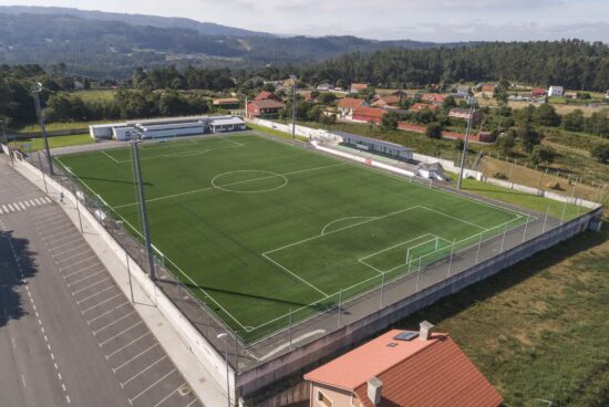 O concello licita o proxecto de renovación dos proxectores das torres de iluminación do campo de futbol a Porta Santa de Paisaco